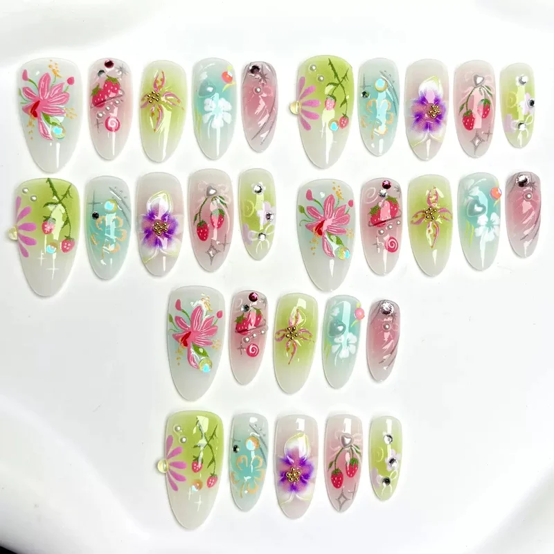 Künstlerisches Press-On-Nagelkunst-Set mit floralen Verzierungen