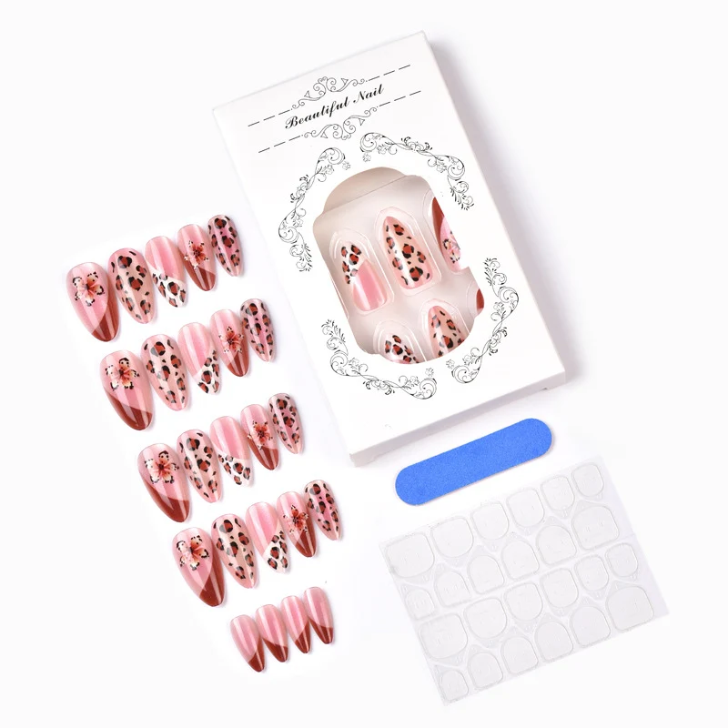 Künstlerisches Press-On Nagelkunstset mit floralen und Leoparden Designs
