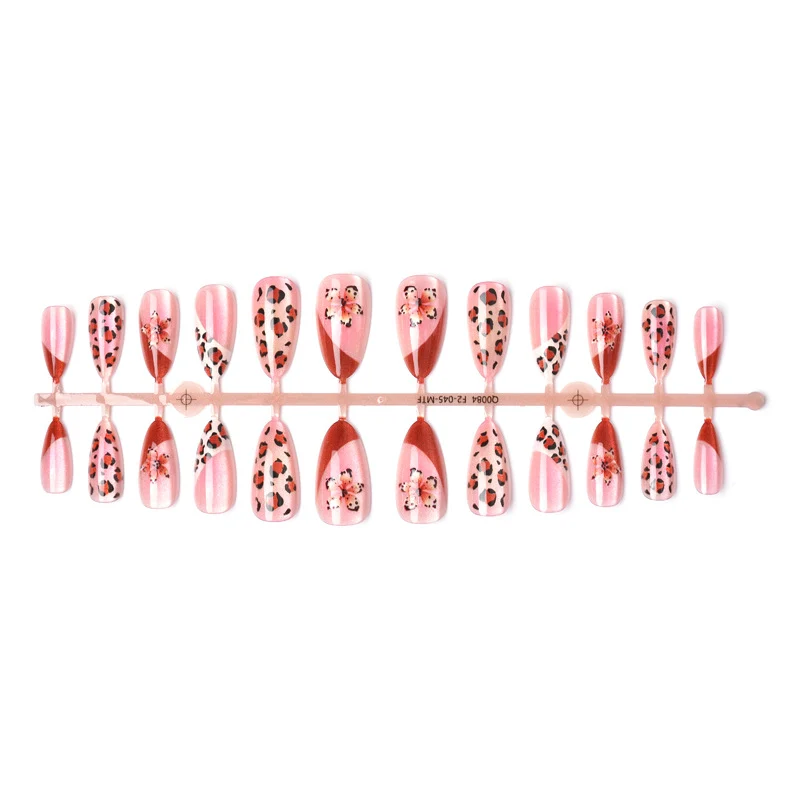 Künstlerisches Press-On Nagelkunstset mit floralen und Leoparden Designs
