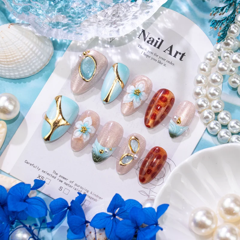 Künstlerisches Press-On Nail Art Set mit floralen und geometrischen Merkmalen