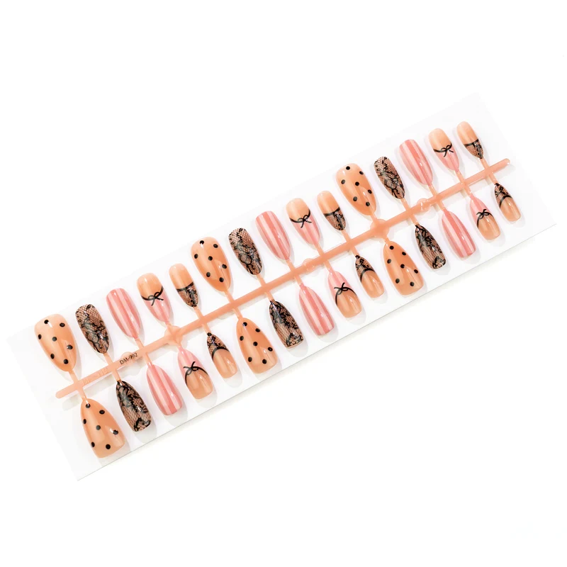 Elegantes von Spitze inspiriertes Press-On-Nagelset Brehn