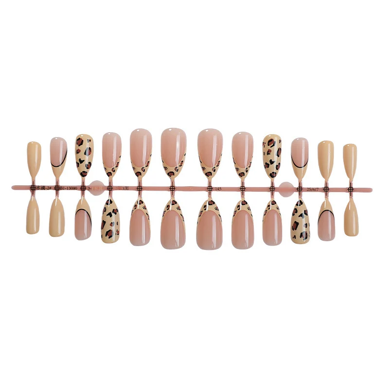 Elegantes Stiletto Press-On Nagelkunst-Set mit Leopardenmuster-Design Brehn
