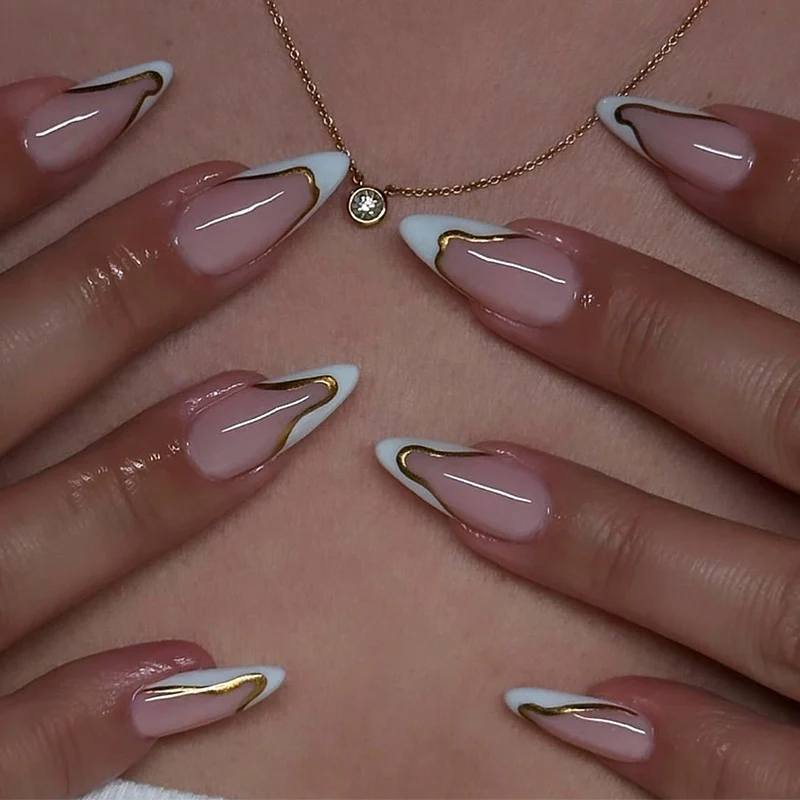 Elegantes Stiletto Press-On Nagelkunst-Set mit goldenen Akzenten Brehn