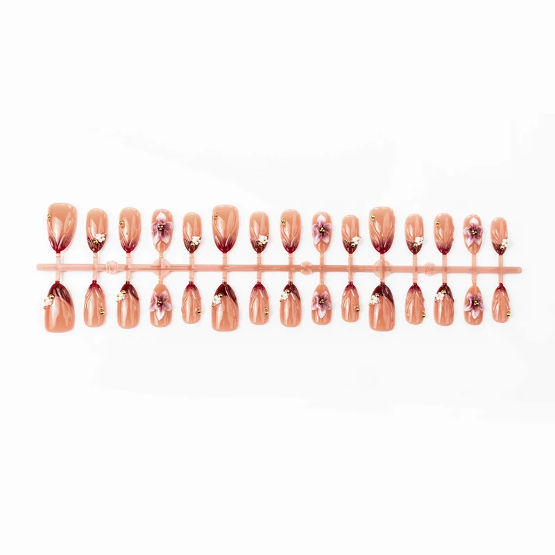 Elegantes floral-verziertes Press-On-Nagelkunst-Set Brehn