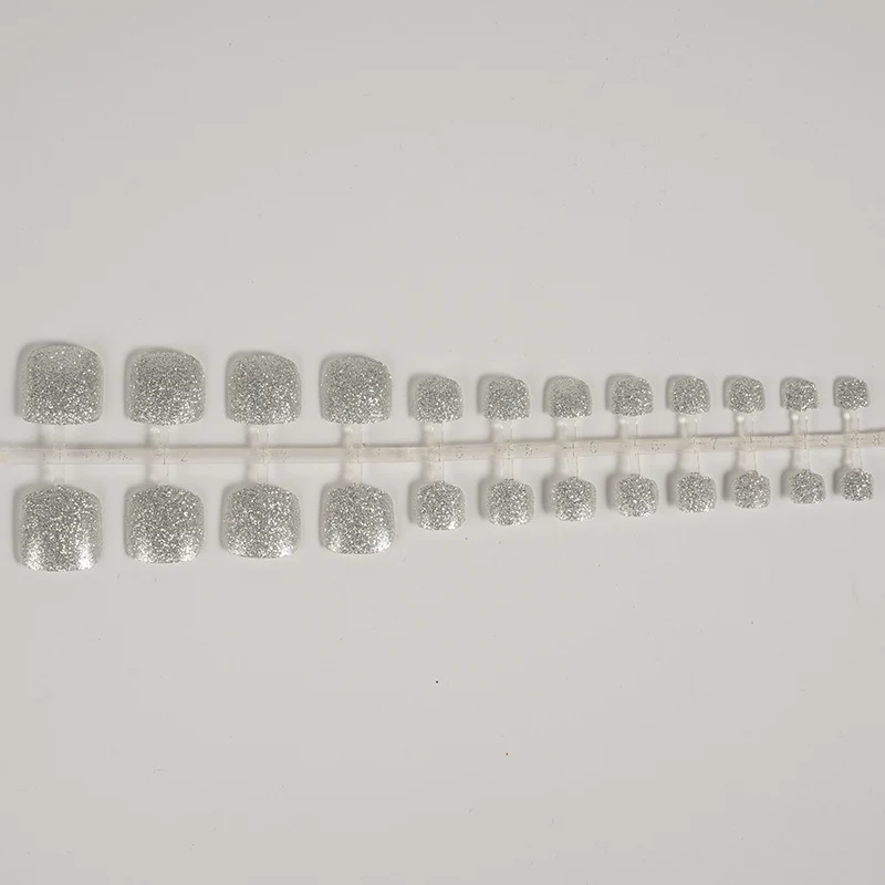 Glitzernde Press-On Fußnagelkunst Brehn