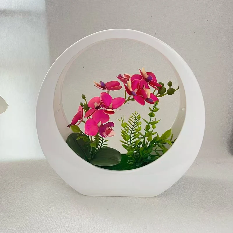 Dekorative Orchideenpflanze in modernem runden Vase