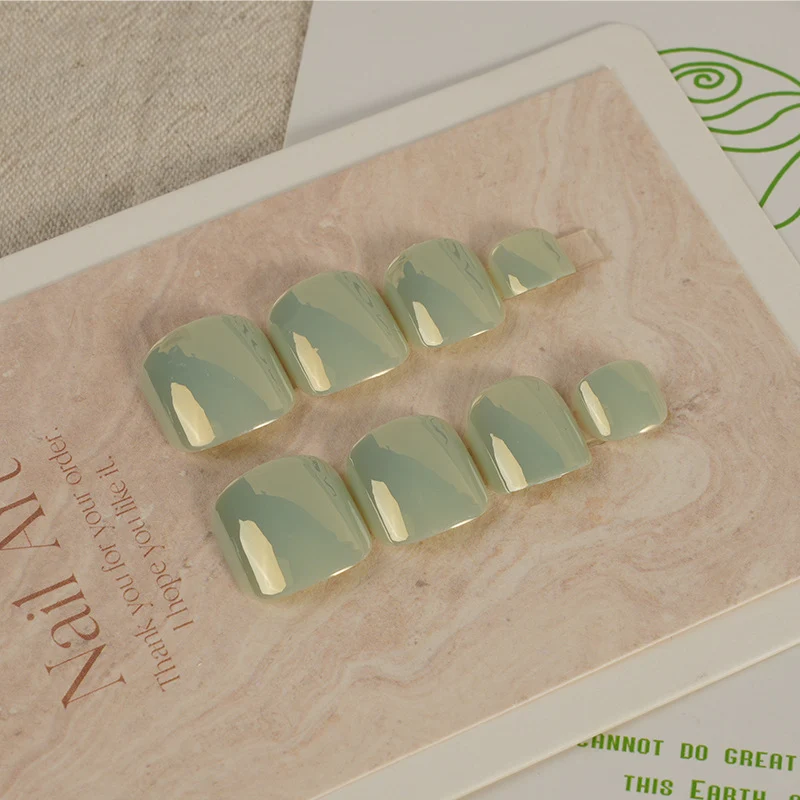 Glänzendes kurzes Press-On-Nagelset Brehn