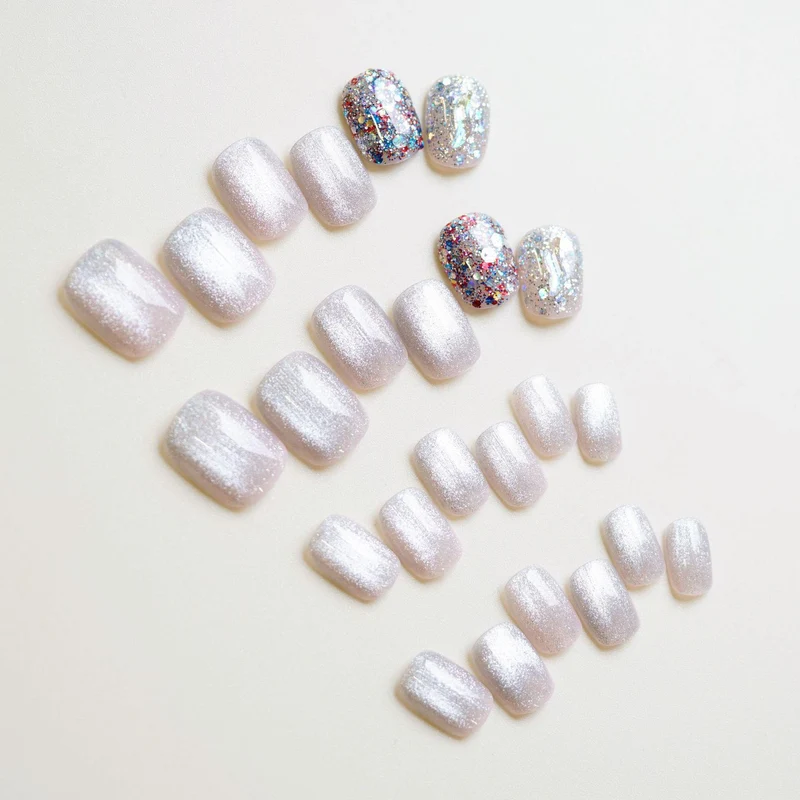 Glitzerndes Press-On Nagelset mit künstlerischem Foliendesign Brehn