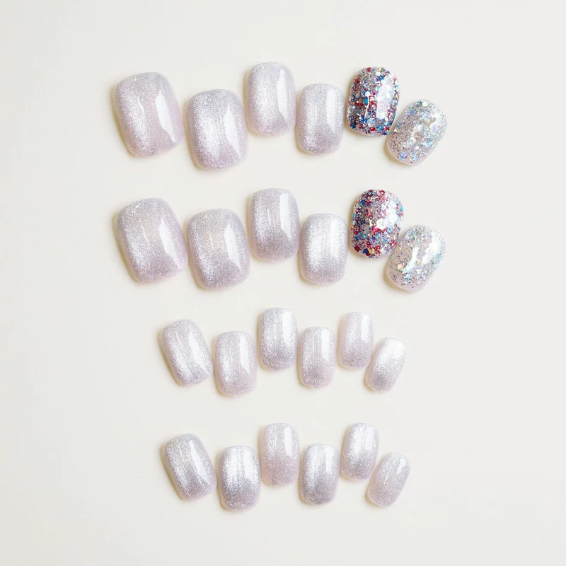 Glitzerndes Press-On Nagelset mit künstlerischem Foliendesign Brehn