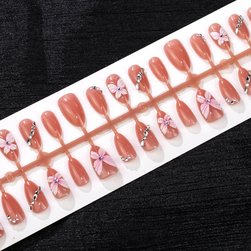 Elegante Schmetterlings-verzierte Press-On Nagelkunst Brehn