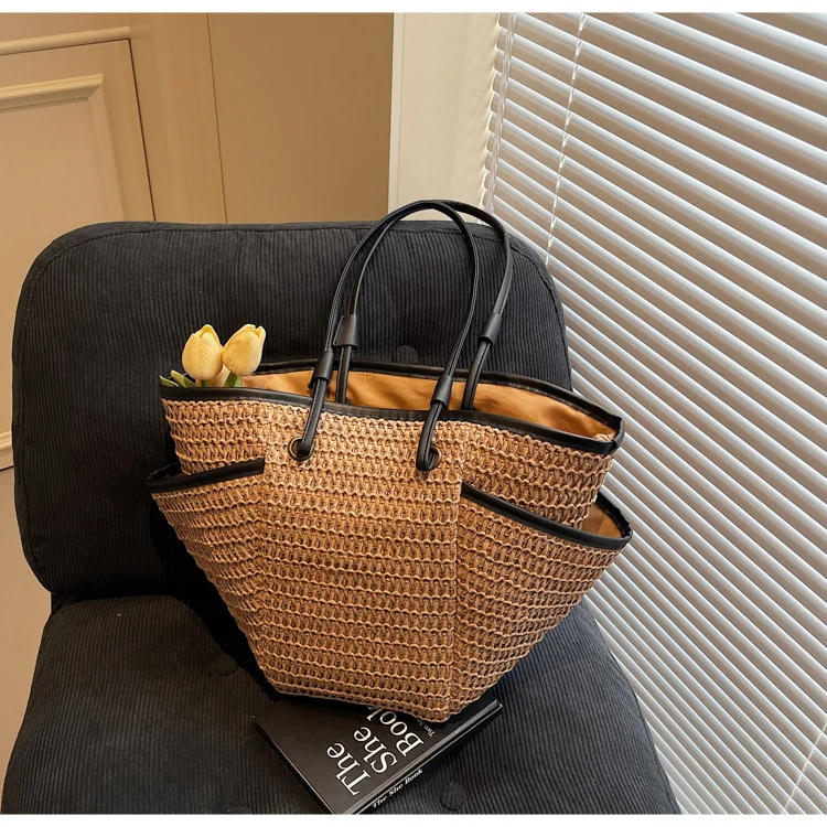 Geräumige Strohtasche mit eleganten Lederdetails Skanto