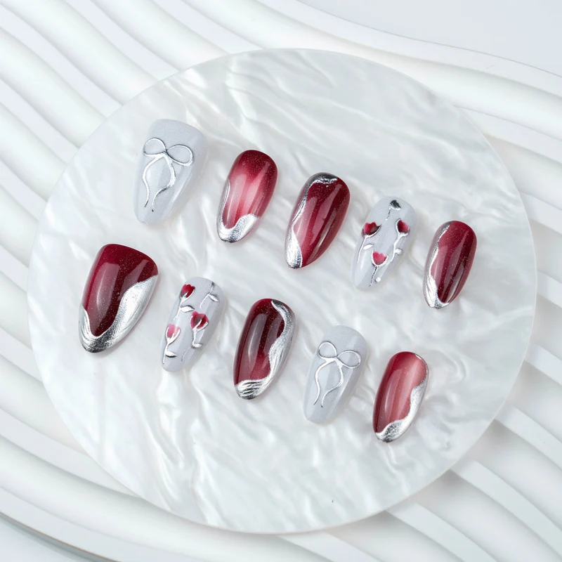 Elegantes Künstlerisches Press-On Nagelset mit Glänzendem Finish und Floralen Akzenten Brehn