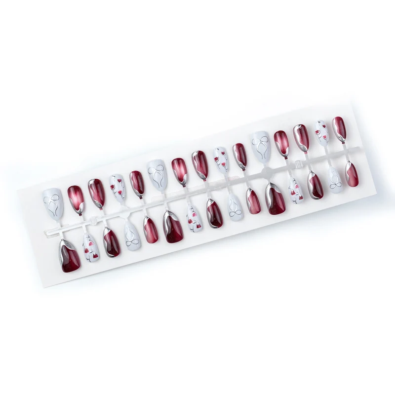 Elegantes Künstlerisches Press-On Nagelset mit Glänzendem Finish und Floralen Akzenten Brehn