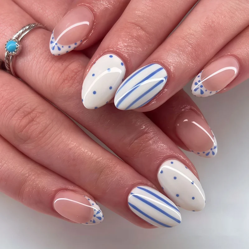 Elegantes künstlerisches Press-On-Nagelset mit geometrischen Mustern Brehn