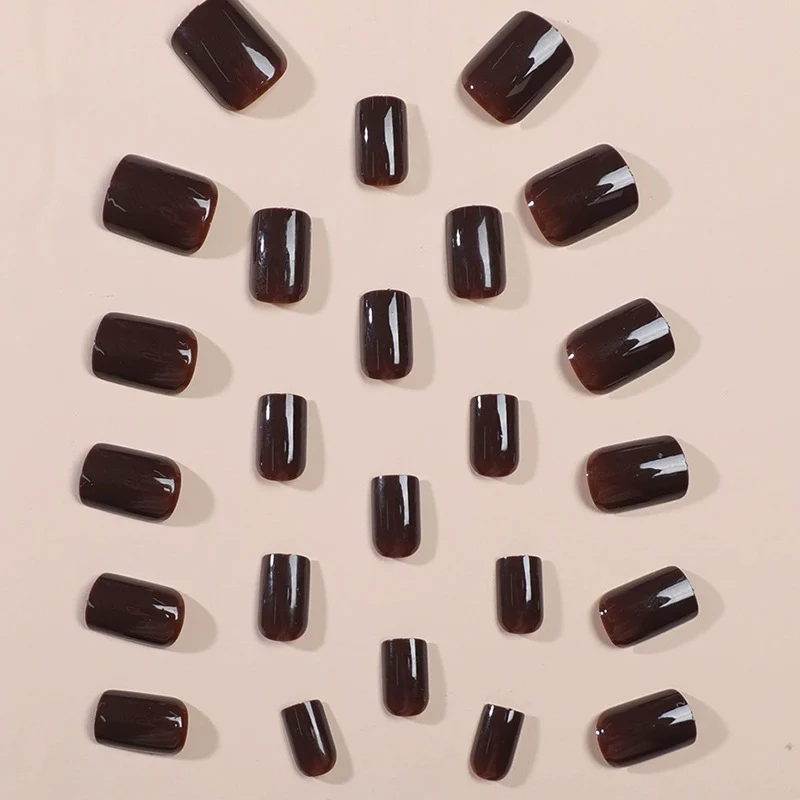 Glänzendes Press-On-Nagelset mit funkelndem Finish Brehn