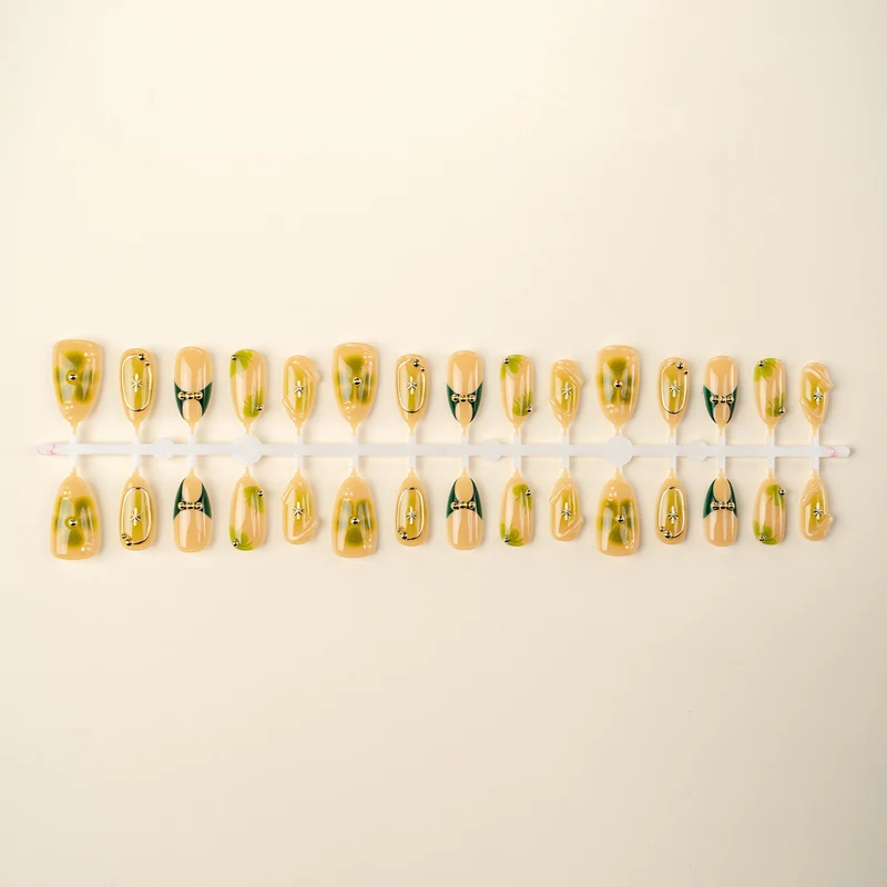 Elegante botanische Nagelkunst Brehn
