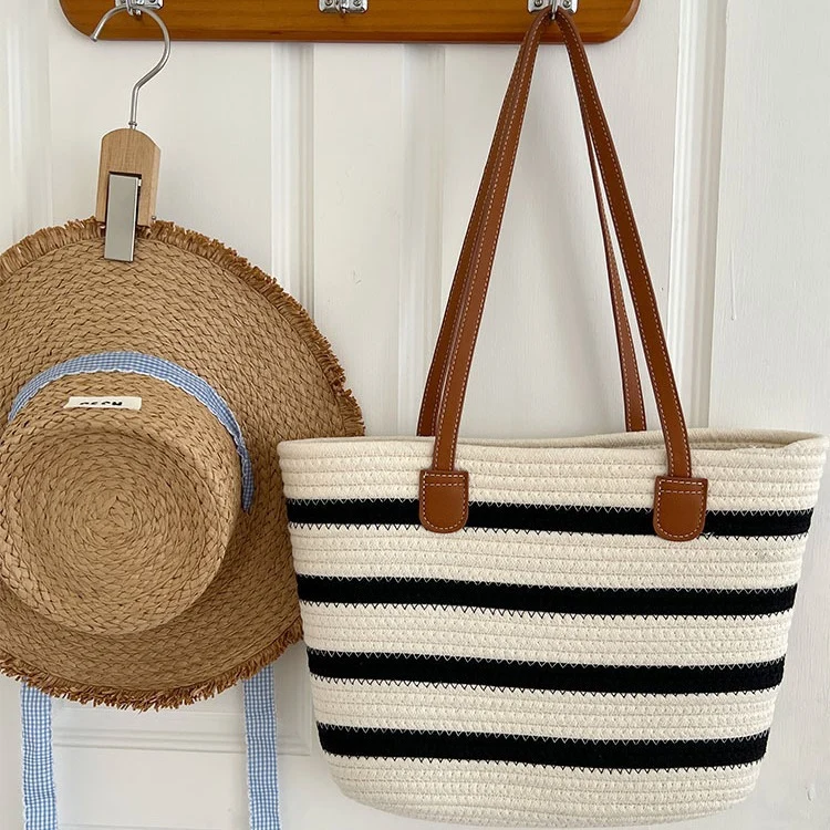 Stilvolle Strohtasche mit Kontraststreifen Skanto