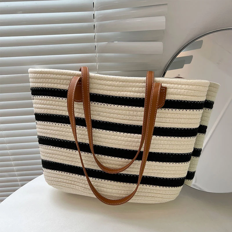 Stilvolle Strohtasche mit Kontraststreifen Skanto