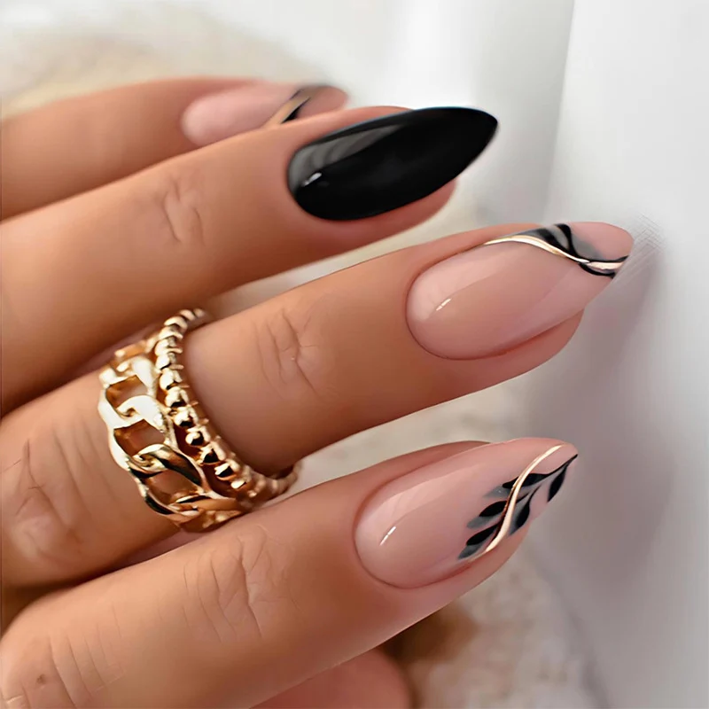Dekorativer Press-On-Nagelsatz mit eleganten Designs Brehn