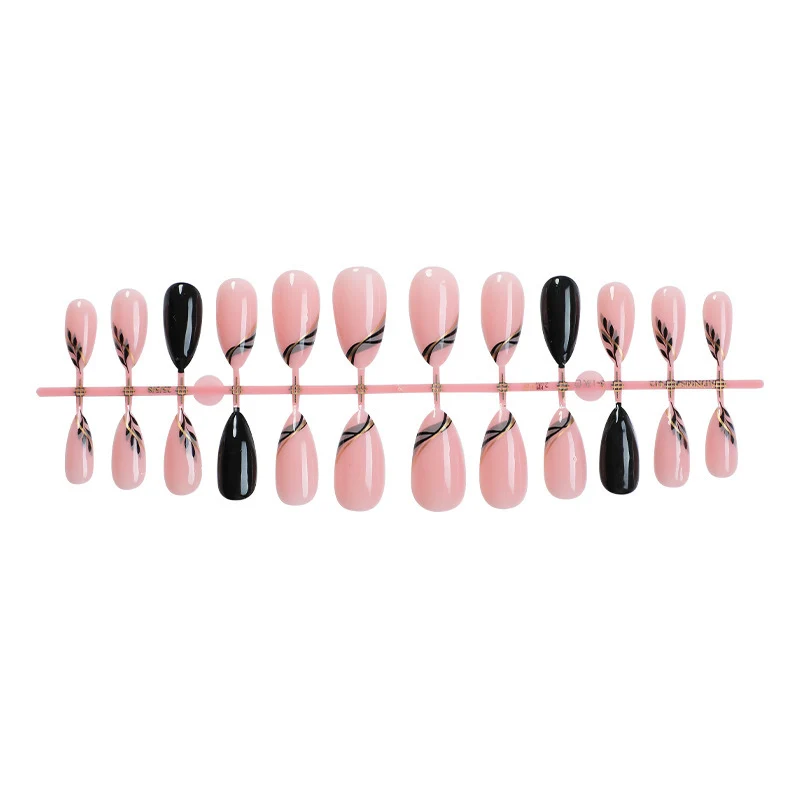 Dekorativer Press-On-Nagelsatz mit eleganten Designs Brehn