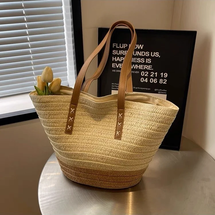 Gepolsterte Strohtasche mit dekorativen Ledergriffen Skanto