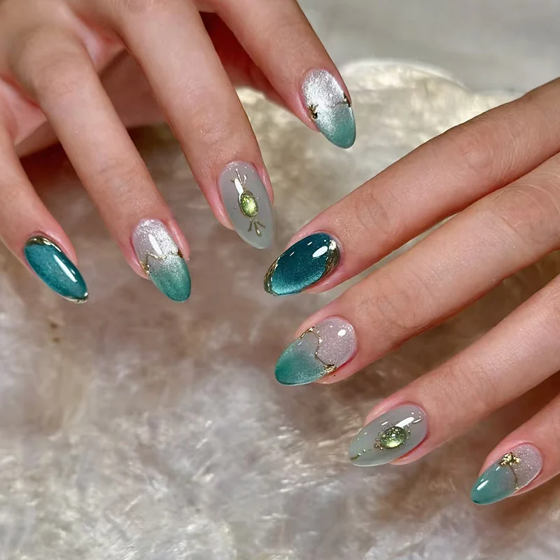 Dekoratives Press-On Nagelkunstset mit Edelsteinakzenten Brehn