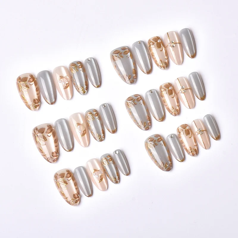 Dekoratives Press-On Nail Art Set mit floralen und metallischen Akzenten Brehn