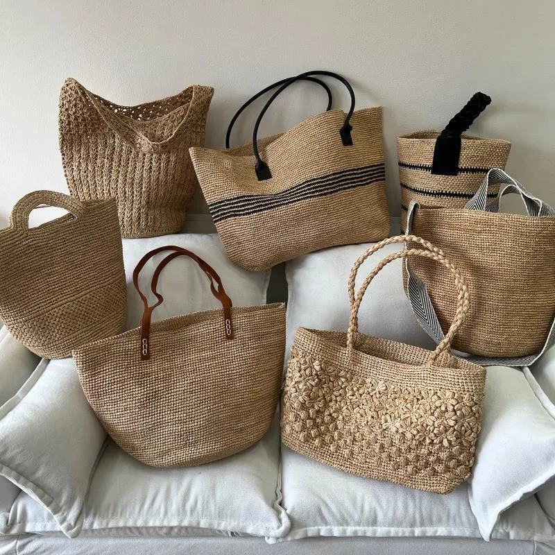 Handgefertigte Strohtasche mit modernem Streifenmuster Skanto