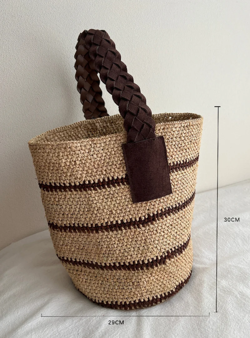 Handgefertigte Strohtasche mit modernem Streifenmuster Skanto