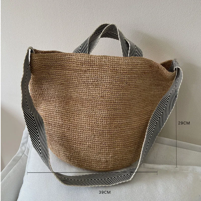 Handgefertigte Strohtasche mit modernem Streifenmuster Skanto