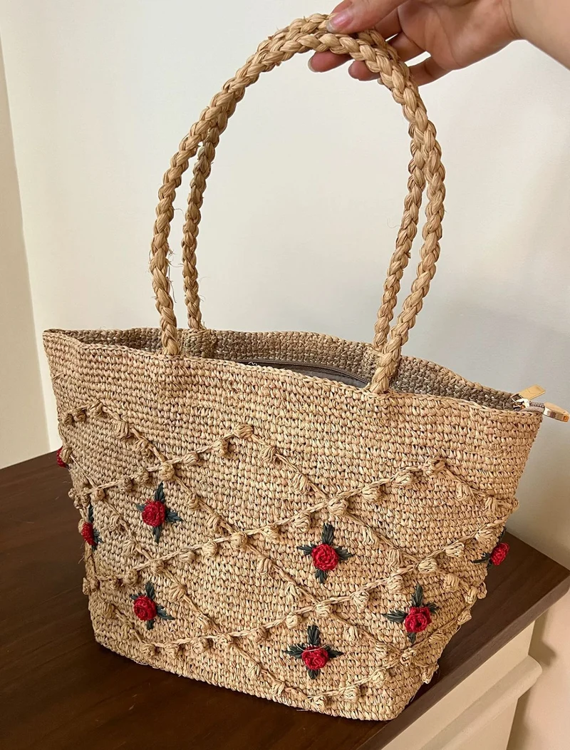 Handgefertigte Strohtasche mit modernem Streifenmuster Skanto