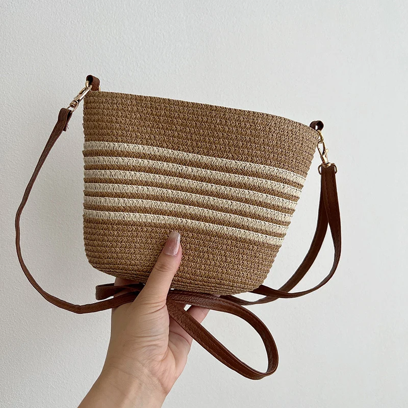 Handgefertigte Strohtasche im modernen Design Skanto