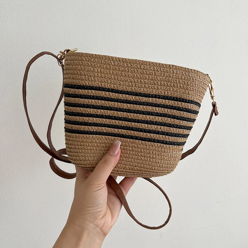 Handgefertigte Strohtasche im modernen Design Skanto