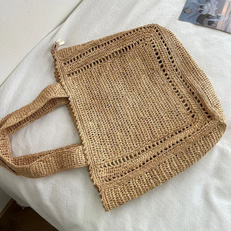 Handgefertigte Strohtasche mit floralen Details Skanto