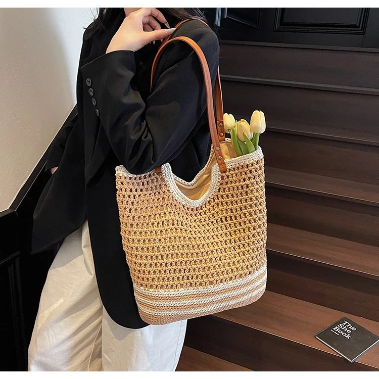 Geflochtene Strandtasche mit Leder-Schulterriemen Skanto