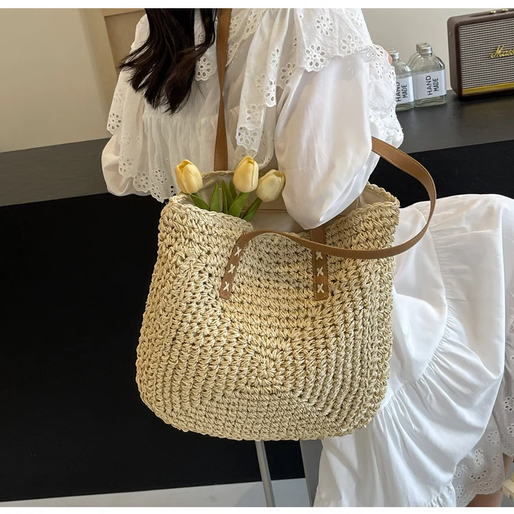 Geflochtene Strandtasche mit eleganten Lederdetails Skanto