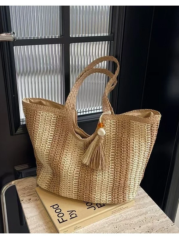 Geflochtene Strandtasche mit dekorativem Quastenanhänger Skanto