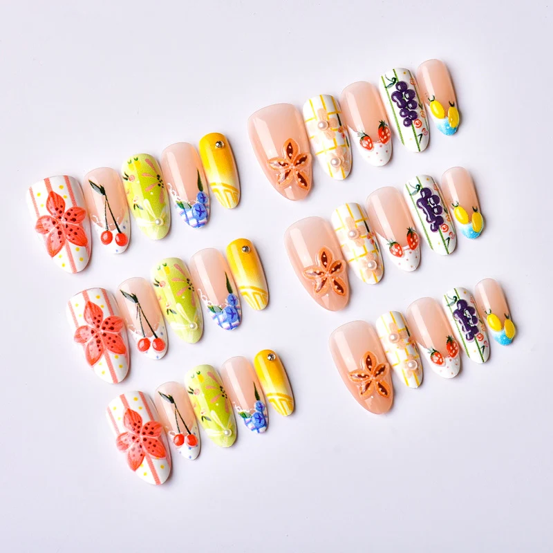 Dekoratives Press-On Nail Art Set mit floralen und obstigen Designs Brehn