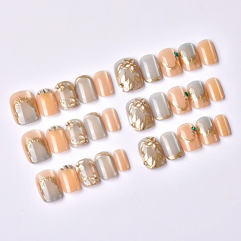 Dekoratives Press-On-Nagelkunst-Set mit eleganten floralen Verzierungen Brehn