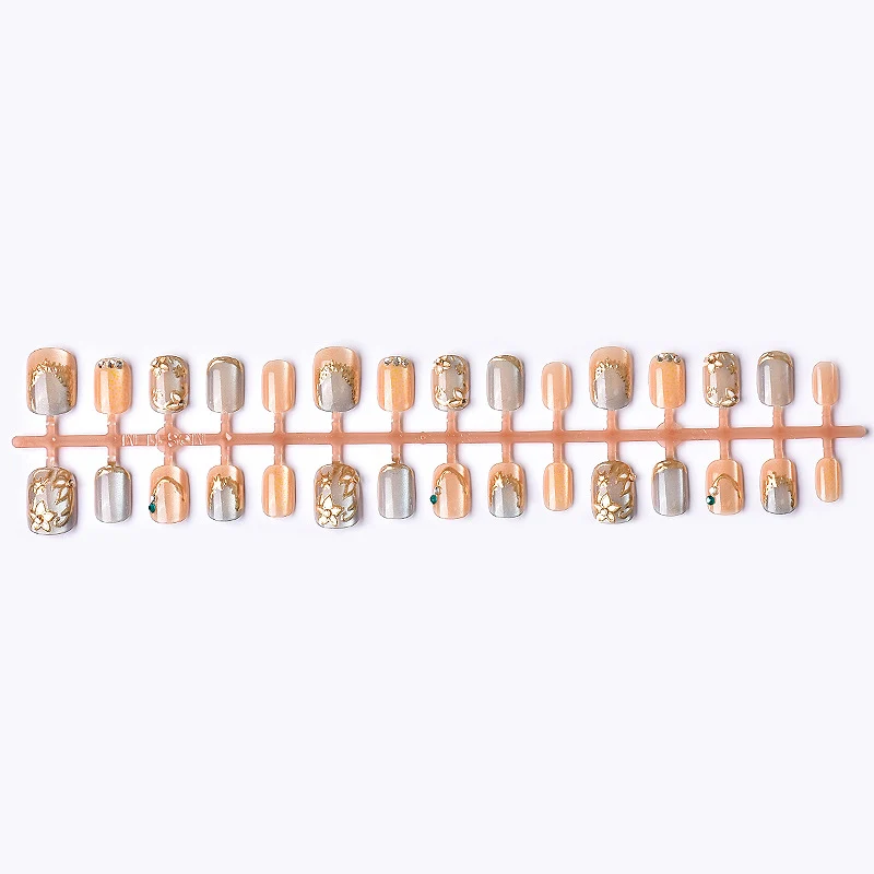 Dekoratives Press-On-Nagelkunst-Set mit eleganten floralen Verzierungen Brehn