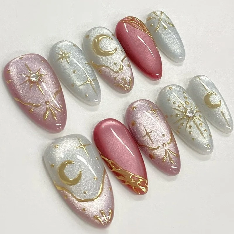 Dekorativer Press-On-Nagelkunst-Set mit himmlischen und metallischen Akzenten Brehn
