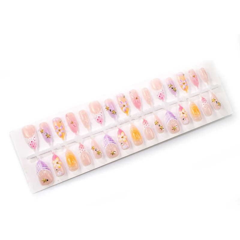 Künstlerische florale Press-On Nagelkollektion