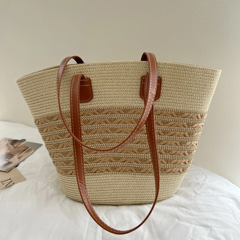 Handgemachte Strohtasche mit eleganten Lederakzenten Skanto
