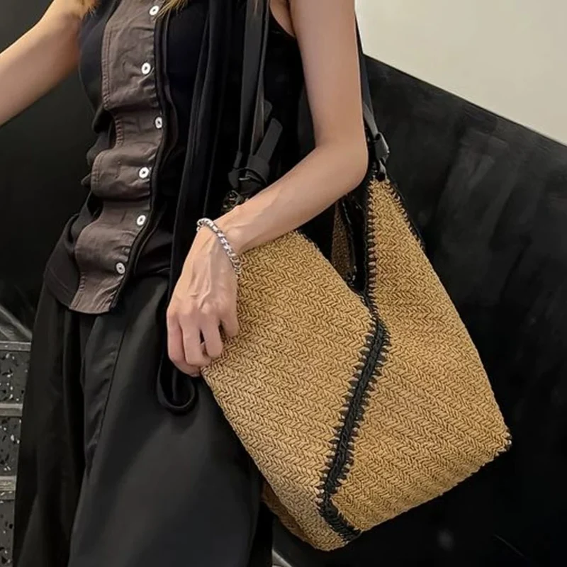 Designer-Tasche mit modernen Lederdetails Skanto