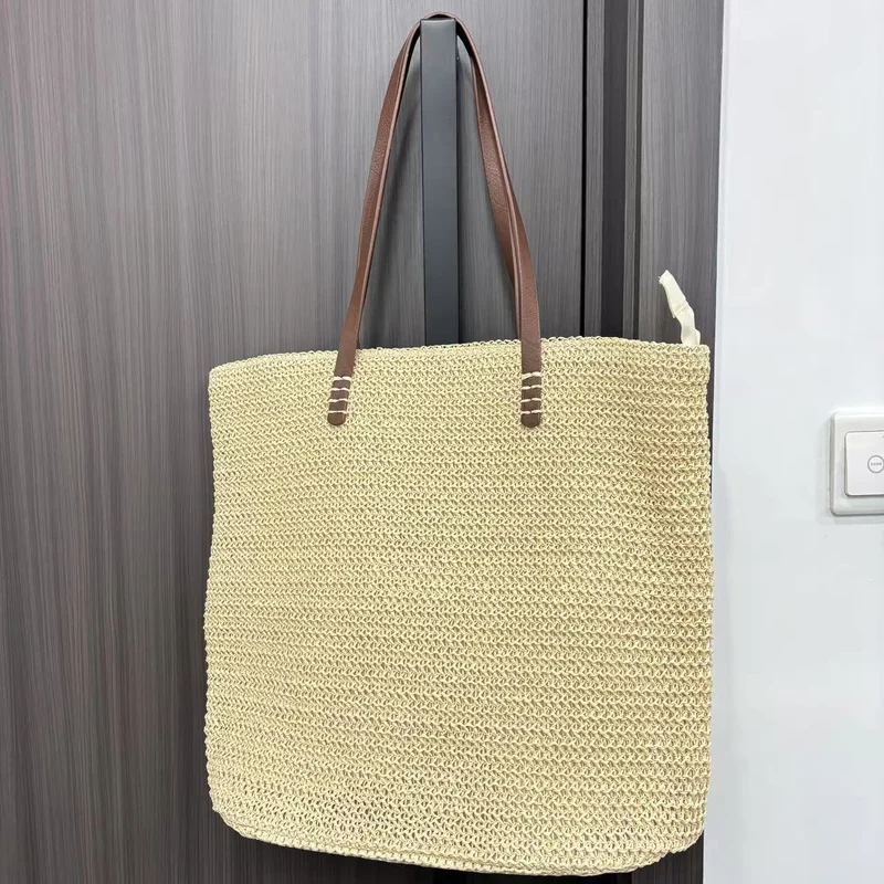 Stroh-Umhängetasche mit eleganten Ledergriffen Skanto