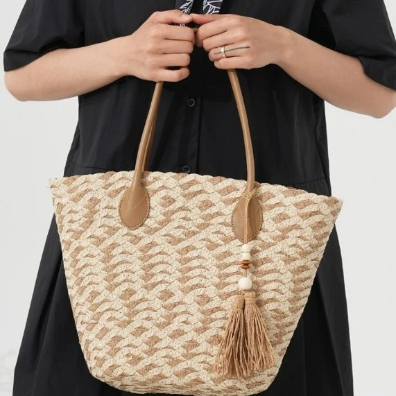 Stroh-Tote-Bag mit stilvollem Zickzackmuster und Ledergriff Skanto