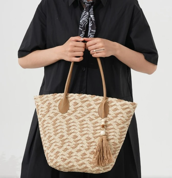 Stroh-Tote-Bag mit stilvollem Zickzackmuster und Ledergriff Skanto