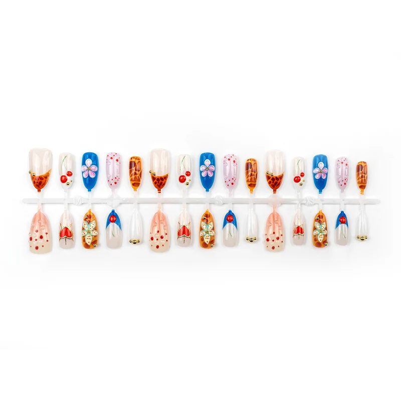 Dekorativer Press-On Nagelkunst Set mit künstlerischen Designs Brehn