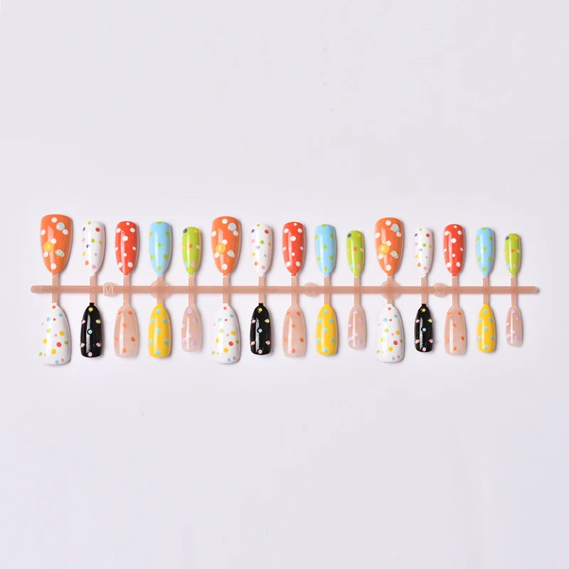 Dekoratives Polka Dot Press-On Nagelkunst Set Brehn