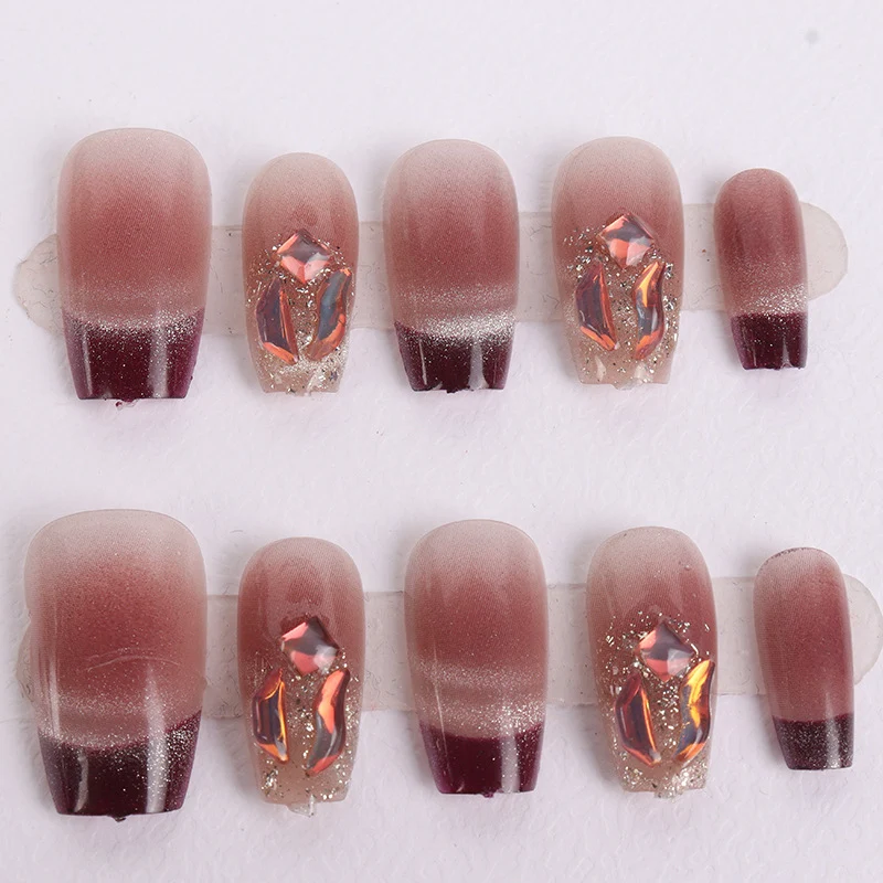 Glänzendes Gradient Press-On Nagelkunstset mit dekorativen Akzenten Brehn